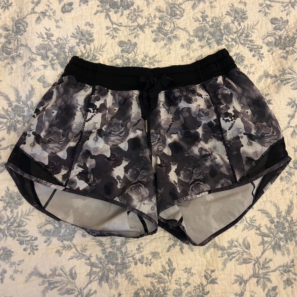 Lululemon Hotty Hot Shorts // 2000s // Black Floral